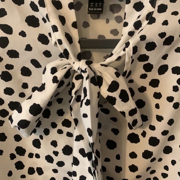 Long sleeve blouse size xs black and white necktie. - Picture 6 of 8